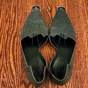 Cydwoq Leather Flats
